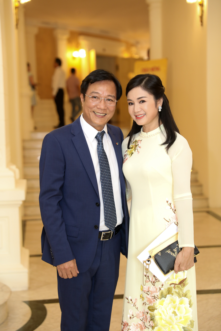 Nhan sắc trẻ trung, xinh đẹp của bà Bạch Cúc phim 'Hướng dương ngược nắng' - 10