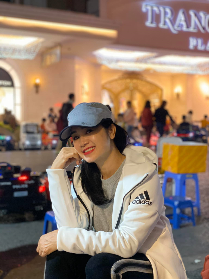 Nhan sắc trẻ trung, xinh đẹp của bà Bạch Cúc phim 'Hướng dương ngược nắng' - 3