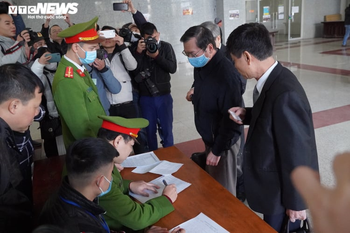 Ảnh: Cựu Bộ trưởng Công Thương Vũ Huy Hoàng tiếp tục hầu toà - 6