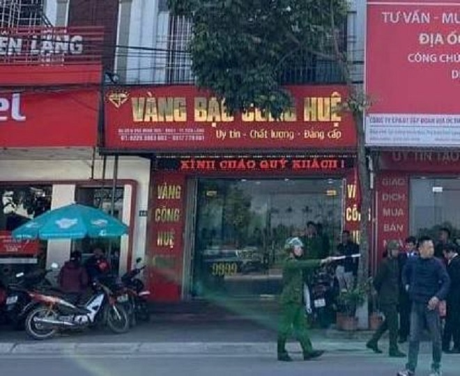 Nam thanh niên cầm dao khống chế nhân viên, đập vỡ kính tiệm vàng ở Hải Phòng - 2