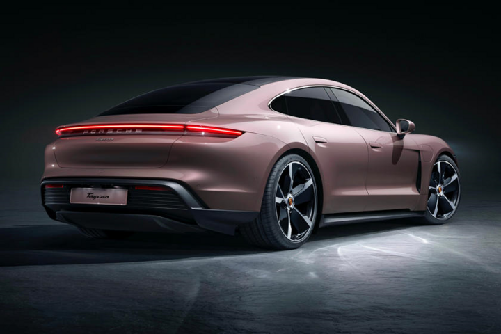 Porsche Taycan điện 2021 lộ diện, giá từ 79.900 USD - 4