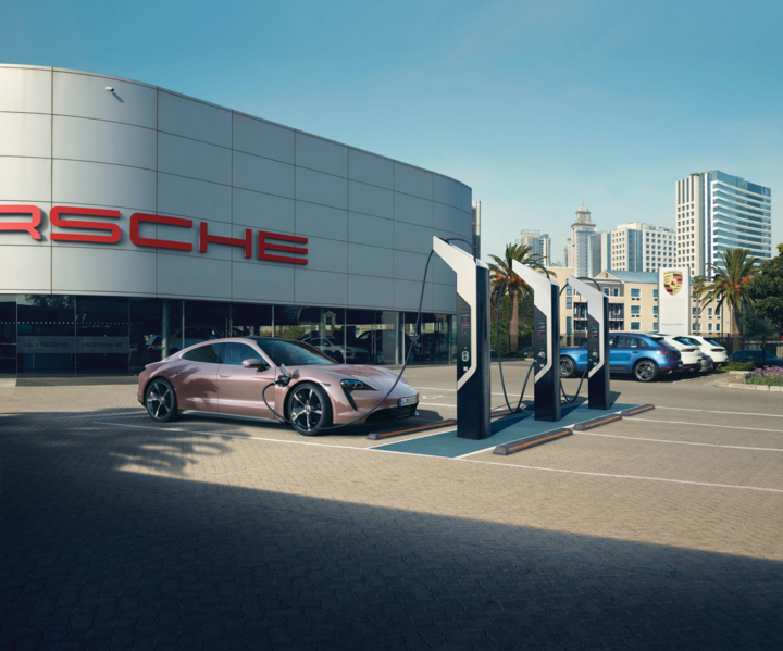 Porsche Taycan điện 2021 lộ diện, giá từ 79.900 USD - 8