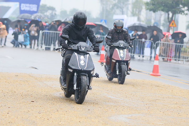 Bộ đôi xe máy điện VinFast Theon và Feliz ‘gây sốt’ dư luận - 1