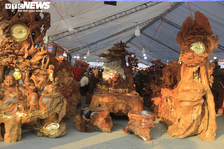 Choáng ngợp bộ bàn ghế 'cửu lân quần tụ' dát vàng giá siêu đắt - 1