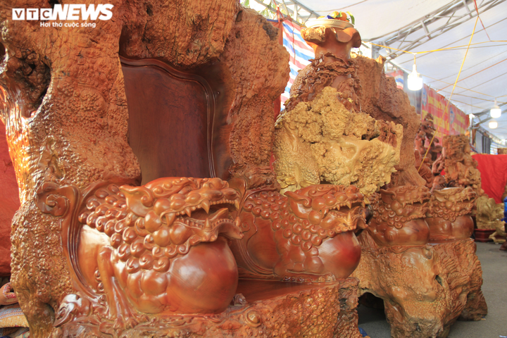 Choáng ngợp bộ bàn ghế 'cửu lân quần tụ' dát vàng giá siêu đắt - 6