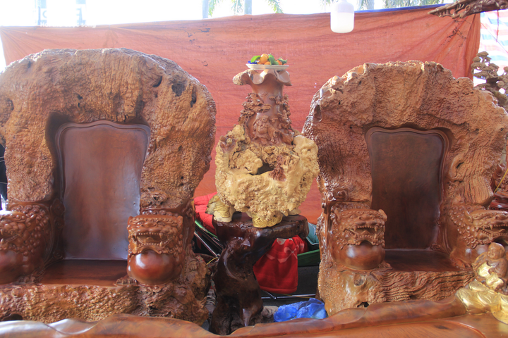 Choáng ngợp bộ bàn ghế 'cửu lân quần tụ' dát vàng giá siêu đắt - 4