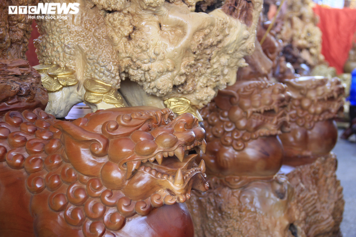 Choáng ngợp bộ bàn ghế 'cửu lân quần tụ' dát vàng giá siêu đắt - 3