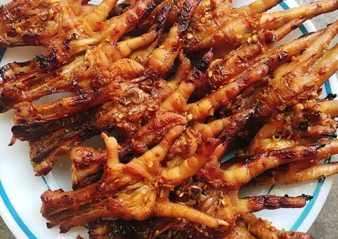 Bị bạn trai bỏ do ăn hết 12 chân gà, cô gái lên mạng 'than khóc' - 1