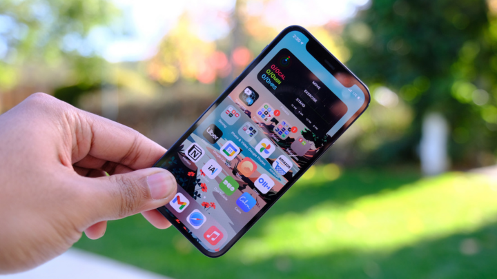 Giá iPhone 12 Mini và iPhone 12 chạm đáy - 1