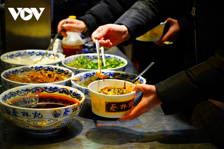 Người Vũ Hán và những bát mỳ trộn nóng vượt đại dịch COVID-19 - 1