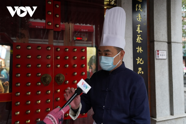 Người Vũ Hán và những bát mỳ trộn nóng vượt đại dịch COVID-19 - 2