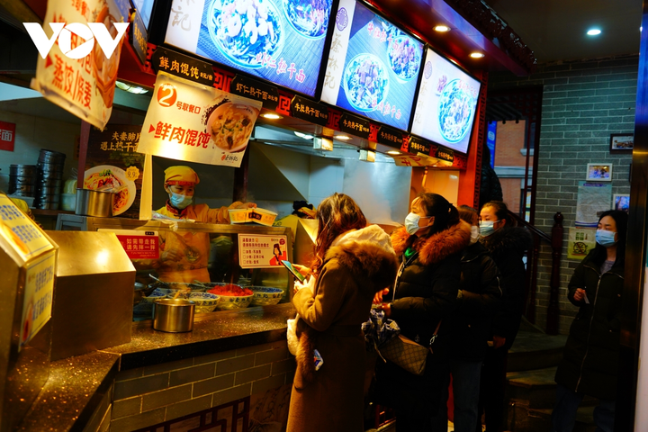 Người Vũ Hán và những bát mỳ trộn nóng vượt đại dịch COVID-19 - 4