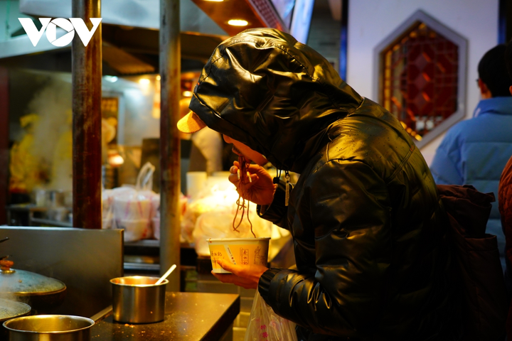 Người Vũ Hán và những bát mỳ trộn nóng vượt đại dịch COVID-19 - 5