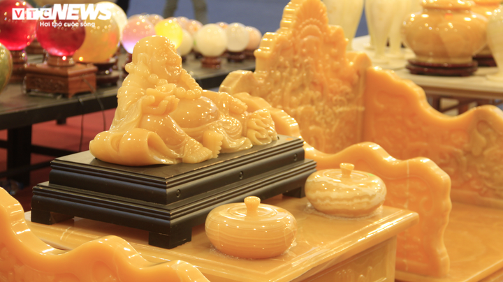 Ngắm bộ bàn ghế bằng ngọc quý giá tiền tỷ phục vụ đại gia chơi Tết - 10