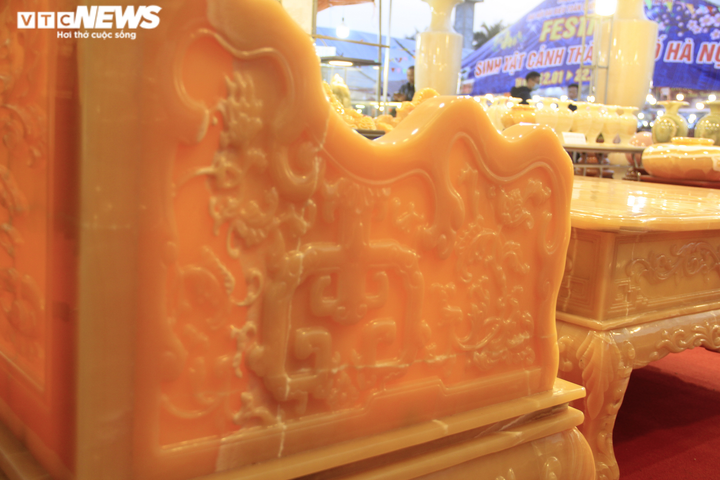 Ngắm bộ bàn ghế bằng ngọc quý giá tiền tỷ phục vụ đại gia chơi Tết - 7