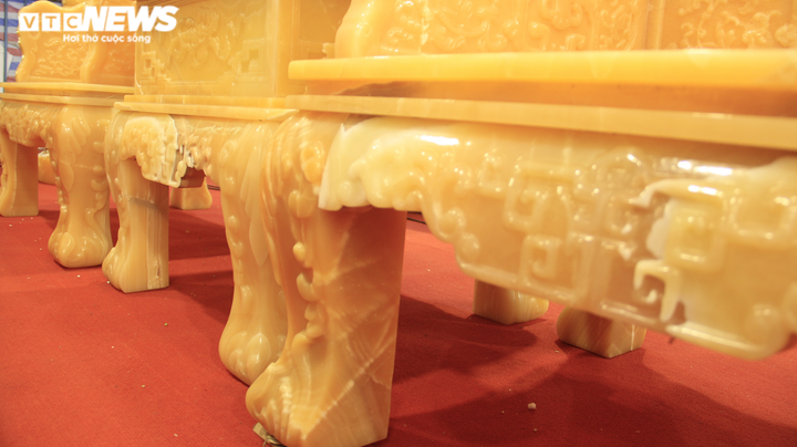 Ngắm bộ bàn ghế bằng ngọc quý giá tiền tỷ phục vụ đại gia chơi Tết - 8