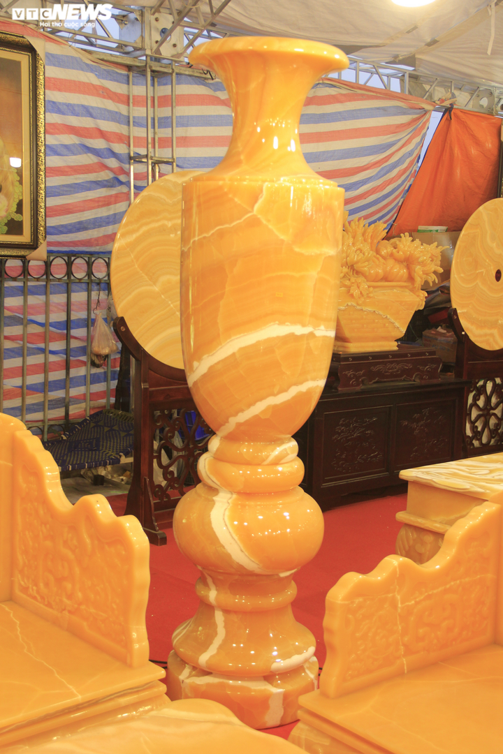 Ngắm bộ bàn ghế bằng ngọc quý giá tiền tỷ phục vụ đại gia chơi Tết - 11