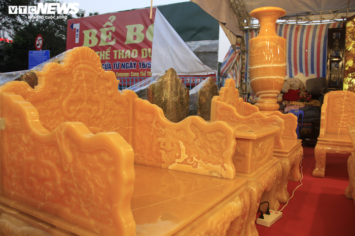 Ngắm bộ bàn ghế bằng ngọc quý giá tiền tỷ phục vụ đại gia chơi Tết - 2