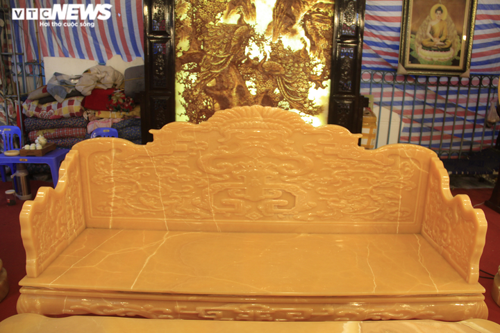 Ngắm bộ bàn ghế bằng ngọc quý giá tiền tỷ phục vụ đại gia chơi Tết - 4