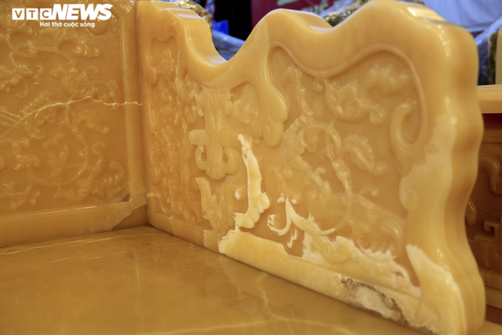 Ngắm bộ bàn ghế bằng ngọc quý giá tiền tỷ phục vụ đại gia chơi Tết - 5