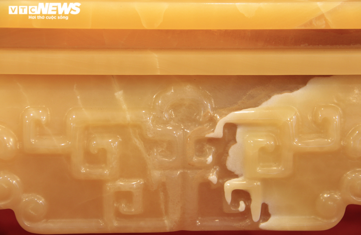 Ngắm bộ bàn ghế bằng ngọc quý giá tiền tỷ phục vụ đại gia chơi Tết - 6