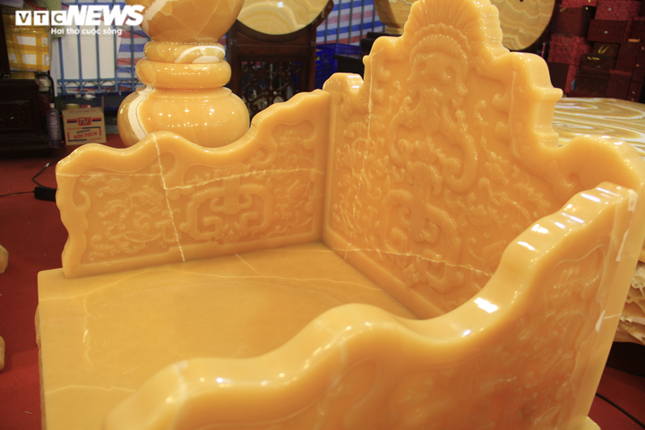 Ngắm bộ bàn ghế bằng ngọc quý giá tiền tỷ phục vụ đại gia chơi Tết - 9