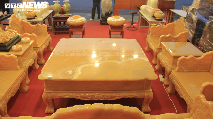 Ngắm bộ bàn ghế bằng ngọc quý giá tiền tỷ phục vụ đại gia chơi Tết - 3