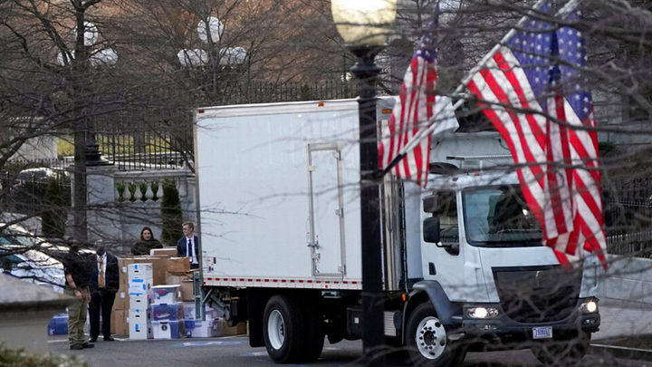 Trump không dự lễ nhậm chức, Biden gặp khó khi chuyển vào Nhà Trắng - 1
