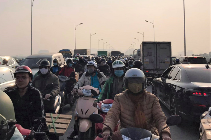 5 ô tô tông liên hoàn, xe cộ chôn chân trên cầu Vĩnh Tuy trong nhiều giờ - 3