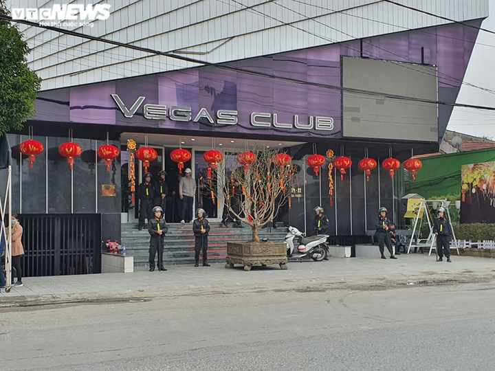 Công an khám xét nhiều giờ tại quán bar lớn nhất tỉnh Thừa Thiên - Huế - 1