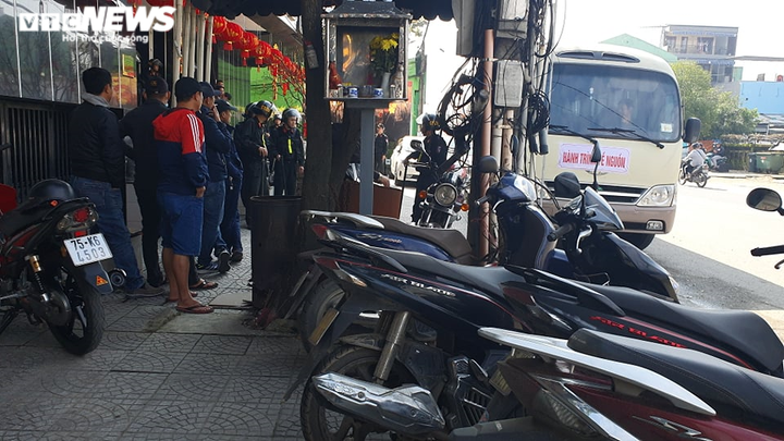 Công an khám xét nhiều giờ tại quán bar lớn nhất tỉnh Thừa Thiên - Huế - 2