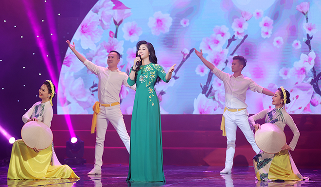 Sao Mai Bích Hồng khoe nhan sắc gái 2 con mặn mà - 7