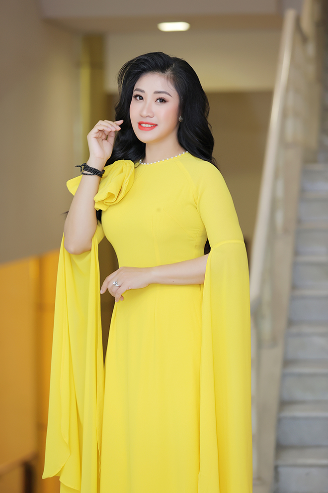 Sao Mai Bích Hồng khoe nhan sắc gái 2 con mặn mà - 1