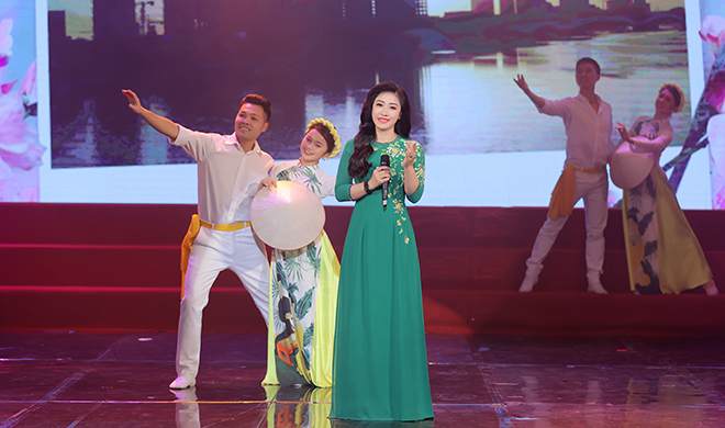 Sao Mai Bích Hồng khoe nhan sắc gái 2 con mặn mà - 9