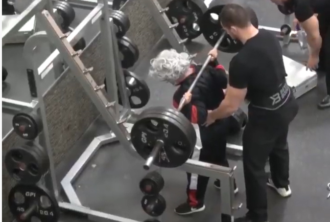 'Bà cụ' nâng tạ gần 200kg khiến trai trẻ mặt xanh lè sợ hãi - 1