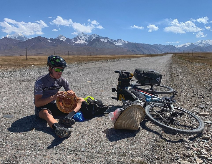 Hành trình kỳ lạ của chàng trai đạp xe từ Trung Quốc về Anh - 5