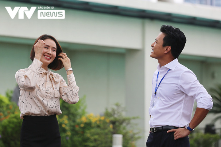 Hậu trường 'Hướng dương ngược nắng': Hồng Diễm tháo guốc, dọa ném Hồng Đăng - 1