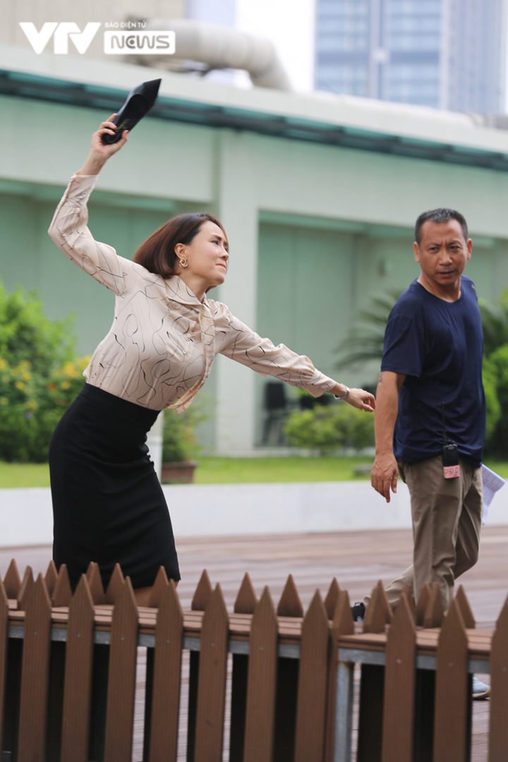 Hậu trường 'Hướng dương ngược nắng': Hồng Diễm tháo guốc, dọa ném Hồng Đăng - 3