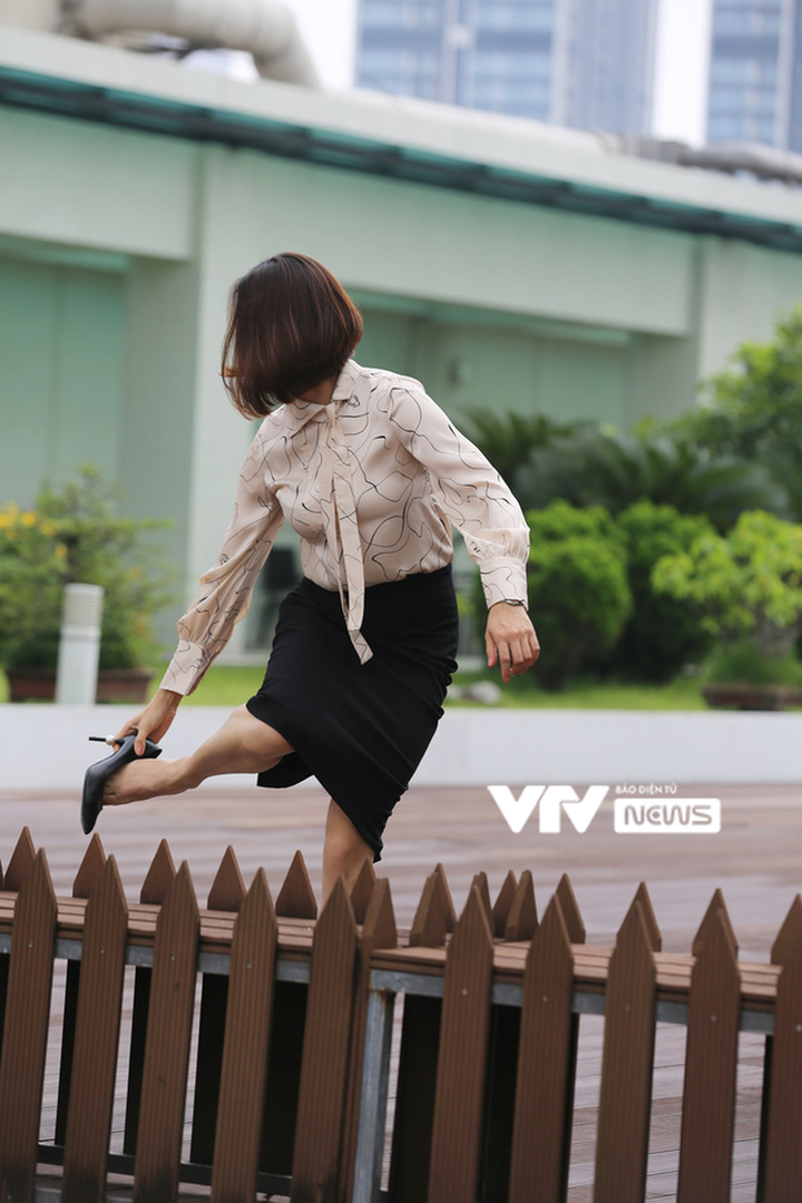 Hậu trường 'Hướng dương ngược nắng': Hồng Diễm tháo guốc, dọa ném Hồng Đăng - 2