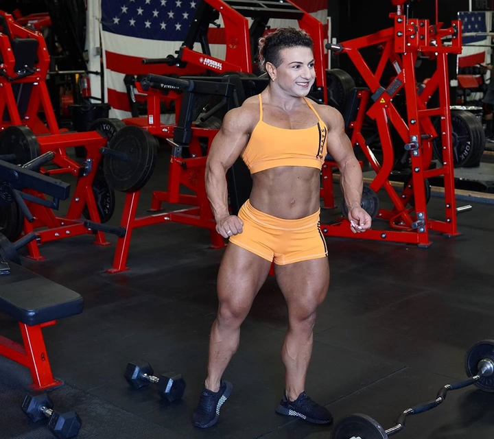 'Bà cụ' nâng tạ gần 200kg khiến trai trẻ mặt xanh lè sợ hãi - 7