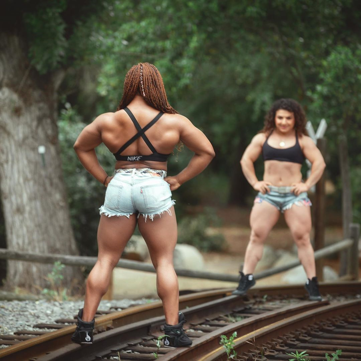 'Bà cụ' nâng tạ gần 200kg khiến trai trẻ mặt xanh lè sợ hãi - 4