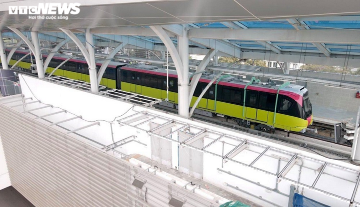 Cận cảnh đoàn tàu đầu tiên lăn bánh trên tuyến đường sắt Nhổn - Ga Hà Nội - 13