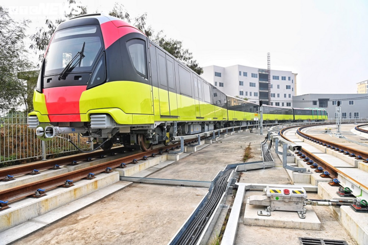 Cận cảnh đoàn tàu đầu tiên lăn bánh trên tuyến đường sắt Nhổn - Ga Hà Nội - 12