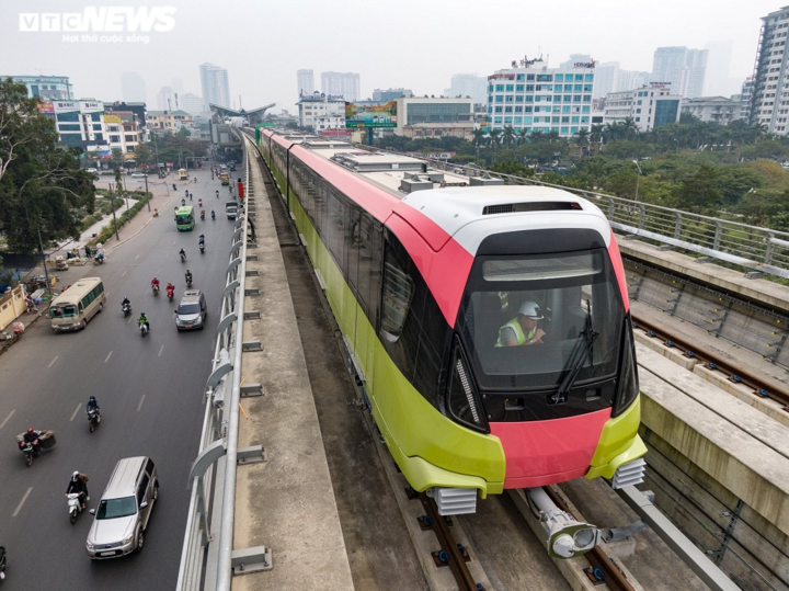 Cận cảnh đoàn tàu đầu tiên lăn bánh trên tuyến đường sắt Nhổn - Ga Hà Nội - 3