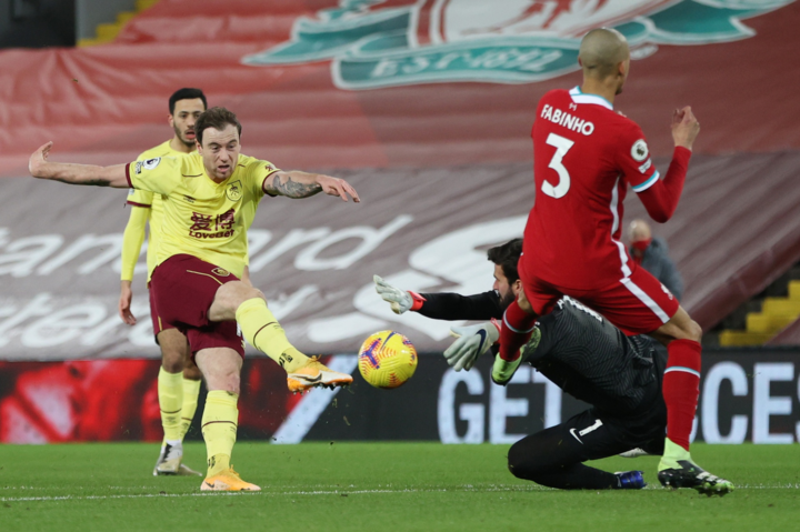 Thua đau Burnley, Liverpool kém Man Utd 6 điểm - 1