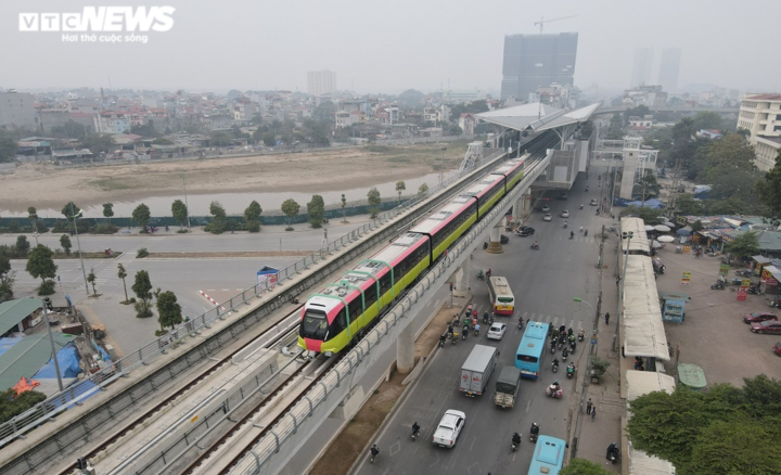 Cận cảnh đoàn tàu đầu tiên lăn bánh trên tuyến đường sắt Nhổn - Ga Hà Nội - 2