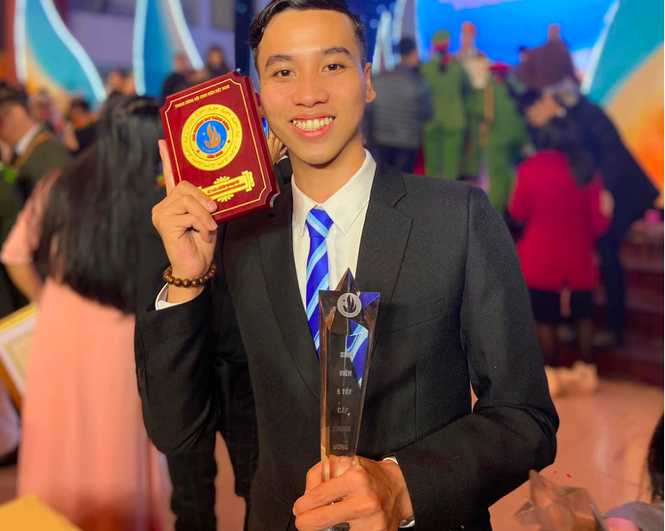 'Sinh viên 5 tốt' ĐH Kinh tế TP.HCM: Sống và làm việc hết mình, thành quả sẽ đến - 2