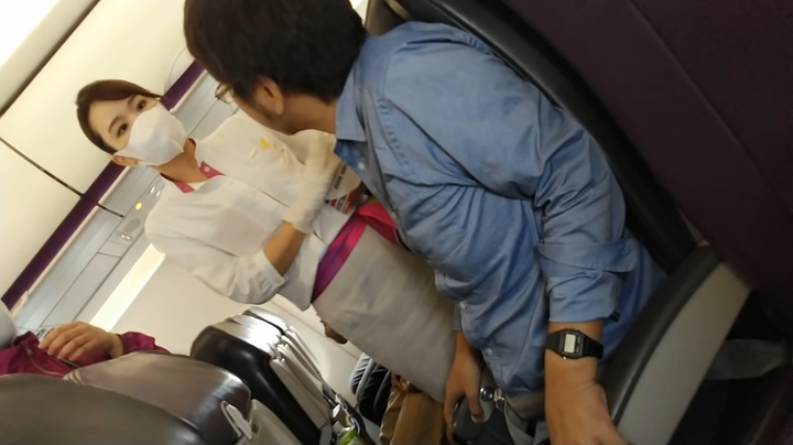 Bị bắt do 4 tháng trước không chịu đeo khẩu trang trên máy bay - 1