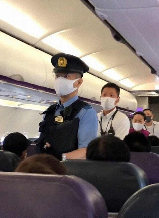 Bị bắt do 4 tháng trước không chịu đeo khẩu trang trên máy bay - 2