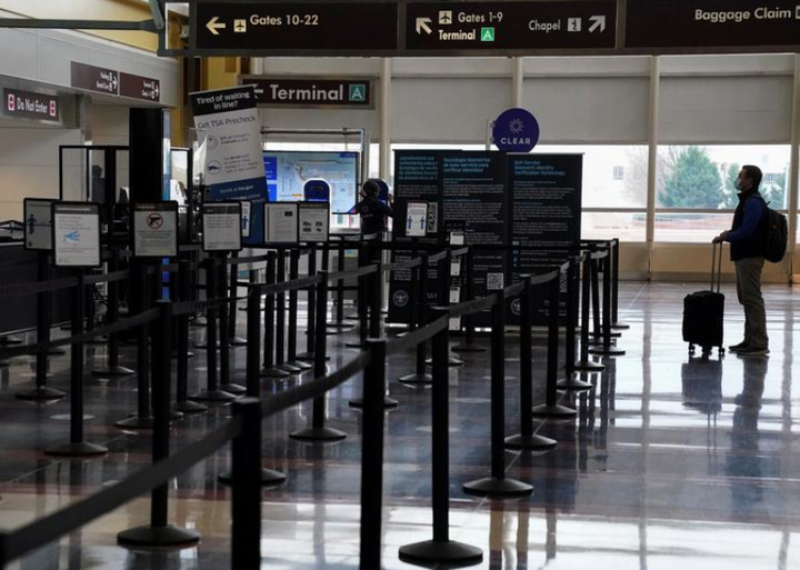 Biden ký sắc lệnh đảo ngược loạt quyết định của Trump để ngừa COVID-19 - 1